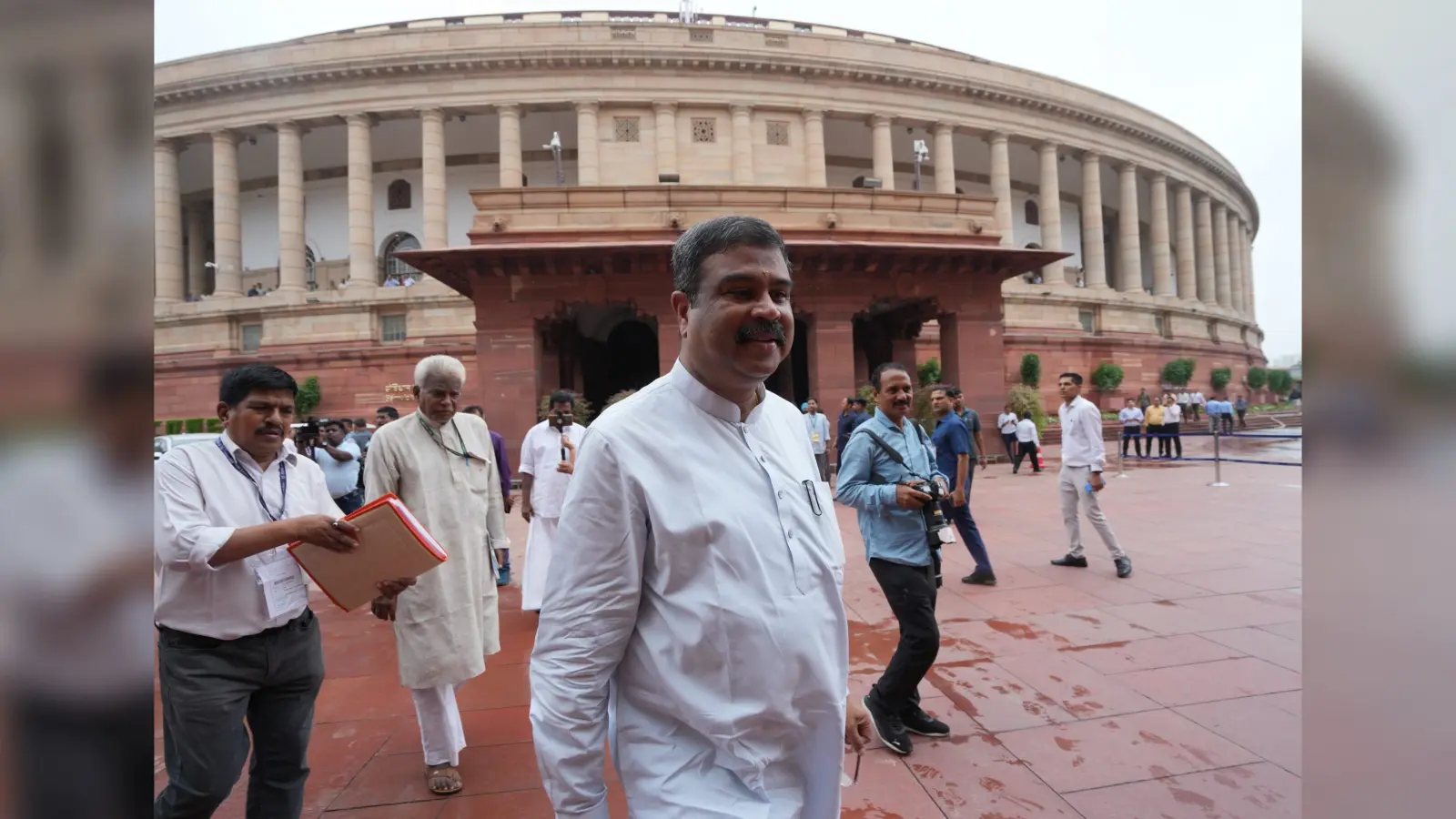NEET Paper Leak Case: सड़क से सदन तक हंगामा, विपक्ष की मांग पर बोले धर्मेंद्र प्रधान- ‘सरकार पक्ष रखने को तैयार’