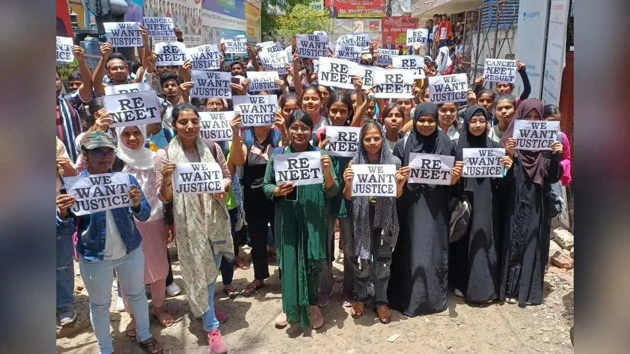 NEET Result 2024: नीट रिजल्ट की अनियमितताओं को लेकर लखनऊ में भी प्रदर्शन, फिर से परीक्षा कराने की मांग