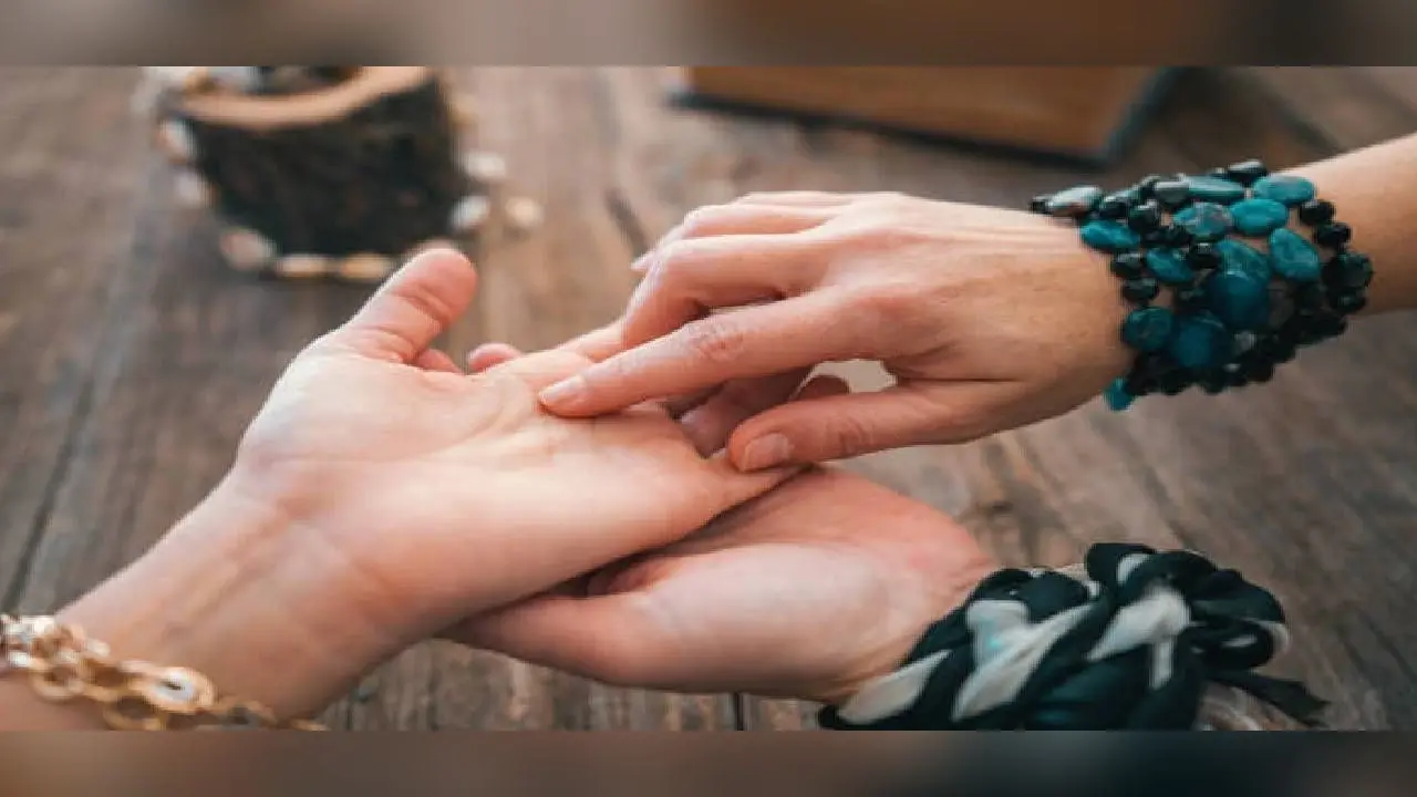 Palmistry: आपके हाथों के ये 3 निशान सौभाग्यशाली का है संकेत, विशेषज्ञ ने बताई ये खास बात
