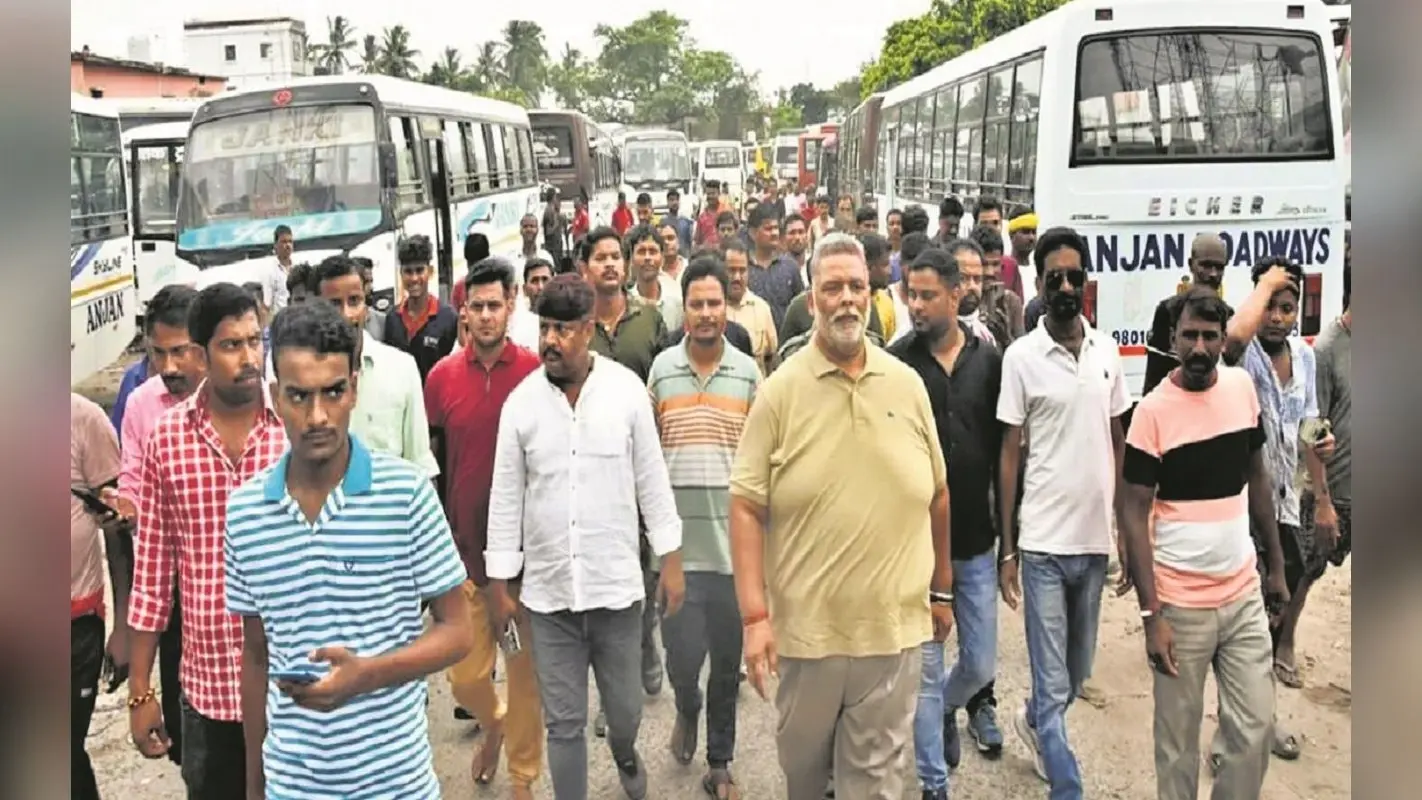 सांसद पप्पू यादव को मिला एक WhatsApp मैसेज तो पहुंच गए पूर्णिया बस स्टैंड, आयुक्त को लगा दिया फोन…