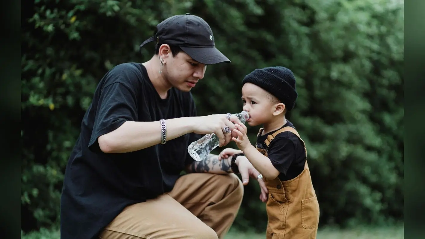 Parenting Tips: स्वस्थ दिमाग के लिए पानी पिएं बच्चे; लेकिन कितना? यह भी जानना जरूरी