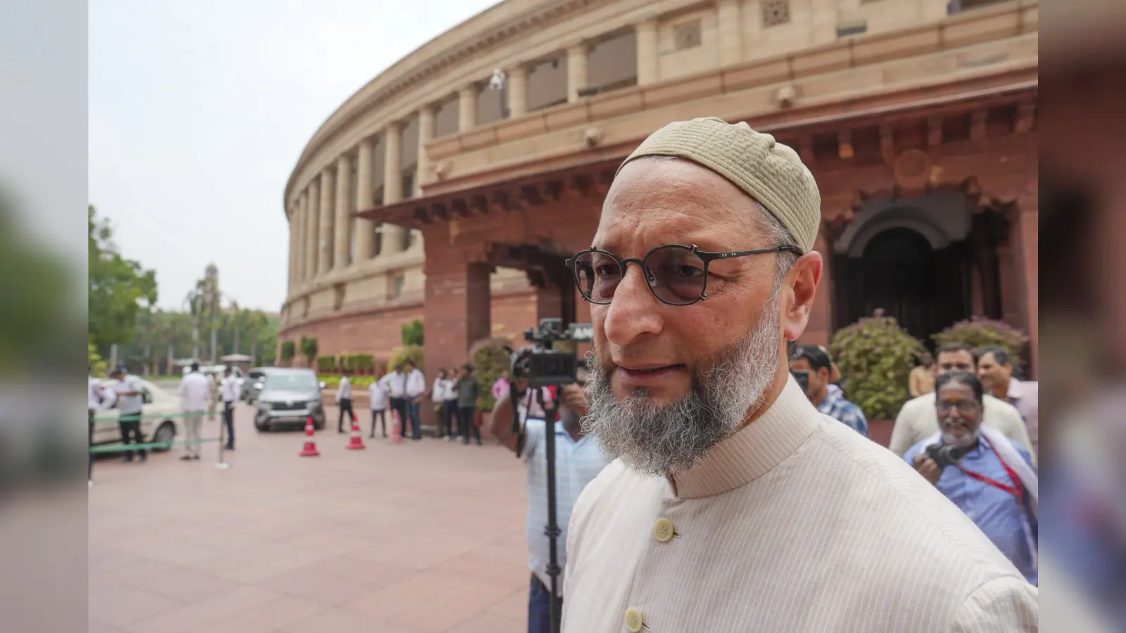 Parliament Session: ‘जय भीम…’ लोकसभा में शपथ लेते ओवैसी के नारे पर छिड़ा बवाल