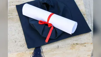 PhD Courses: पीएचडी करना चाहते हैं तो जानें क्या होती है इसके लिए योग्यता और फीस