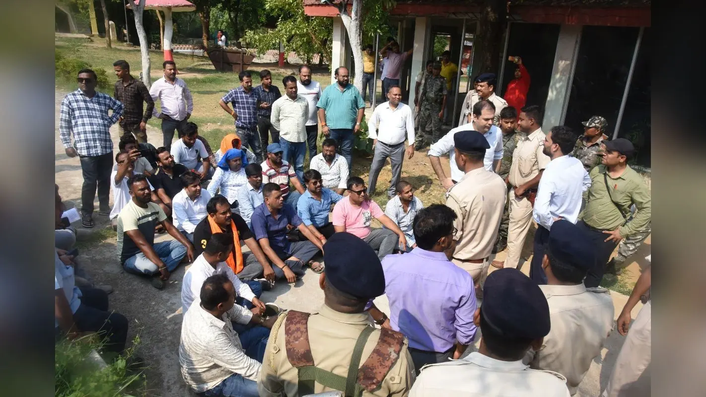 जमशेदपुर के सिदगोड़ा सूर्य मंदिर के शंख मैदान से बैरंग लौटे अधिकारी, मंदिर कमेटी ने किया जमकर हंगामा
