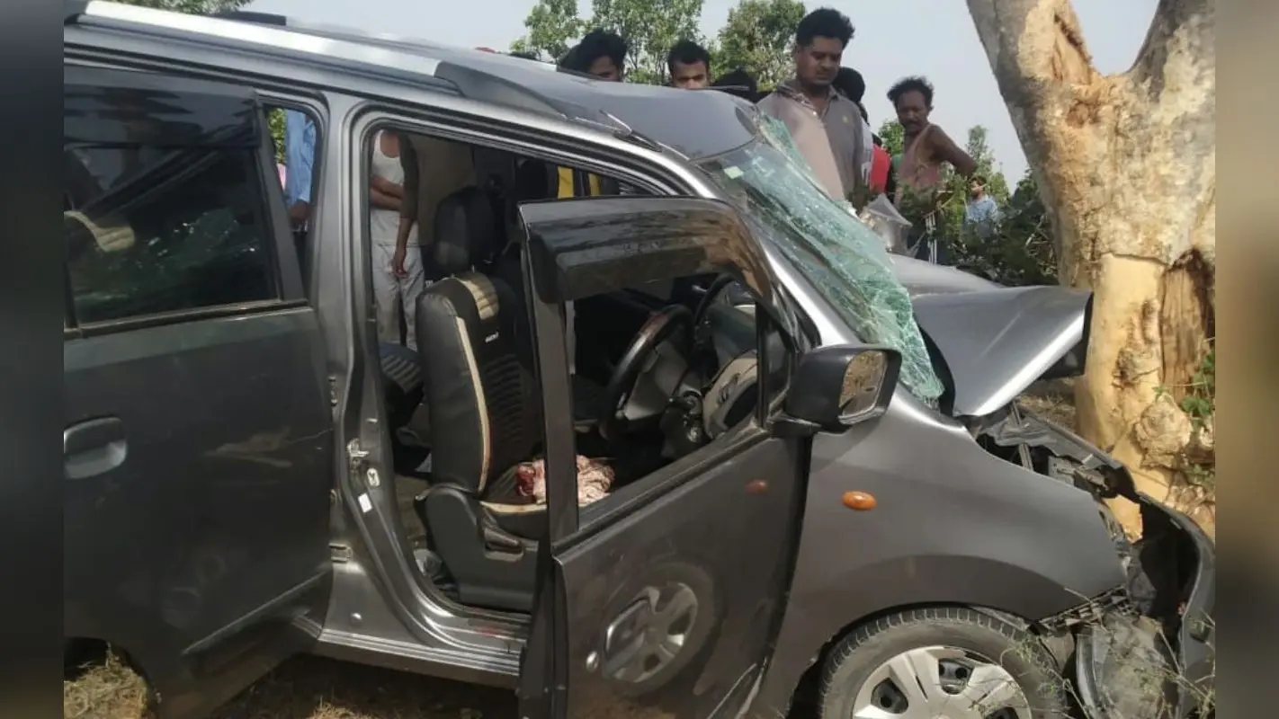 Ranchi News: हातमा जंगल के पास तेज रफ्तार कार पेड़ से टकराई, मामा-भांजे की मौत