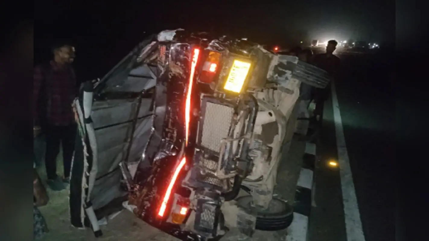 Ranchi Road Accident: रांची में टेंपो पलटने से दस लोग घायल, 5 की स्थिति गंभीर