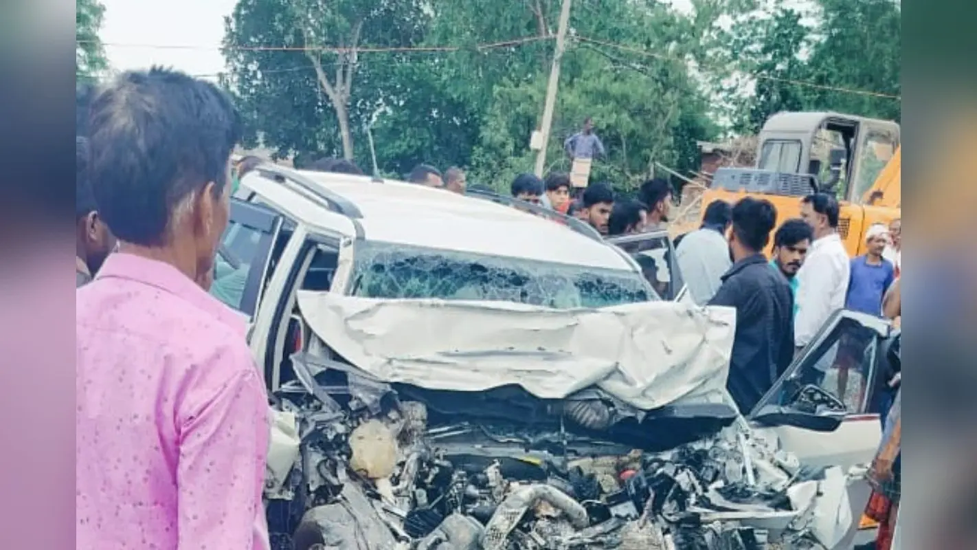 Road Accident In Gumla: झारखंड के गुमला में सड़क हादसा, कार व बस की सीधी टक्कर में तीन की मौत, एक बच्ची घायल