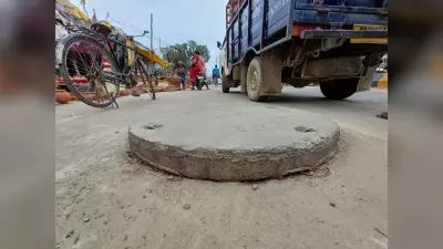 मुजफ्फरपुर की सड़कों पर चलते समय रहें सावधान, हादसे का कारण बन रहे सीवरेज के ऊंचे-नीचे गड्ढे