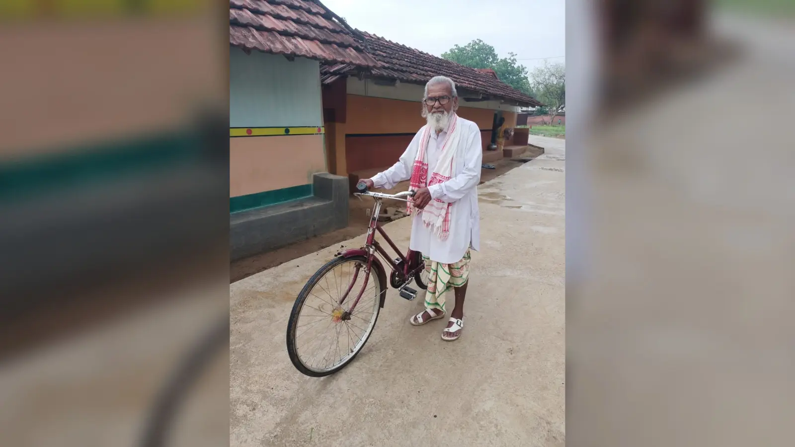 90 वर्ष की आयु में भी टीबुराम माझी में है बच्चों को पढ़ाने का जोश व जज्बा, रिटायरमेंट के 25 साल बाद भी शिक्षा का दीपक जलाने के लिए लड़ रहे जंग