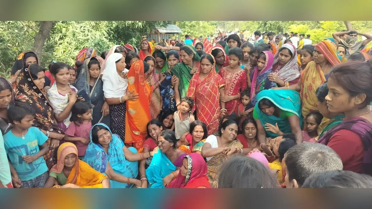 बिहार: खगड़िया में एंबुलेंस ने 3 युवकों को रौंदा, एक युवक की मौत, गुस्साए ग्रामीणों ने किया सड़क जाम