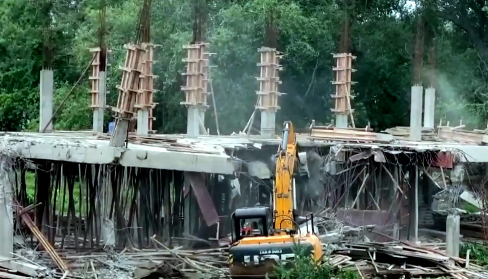Andhra Pradesh: आंध्र प्रदेश में भी चला बुलडोजर, YSRCP का निर्माणाधीन पार्टी कार्यालय गिराया गया