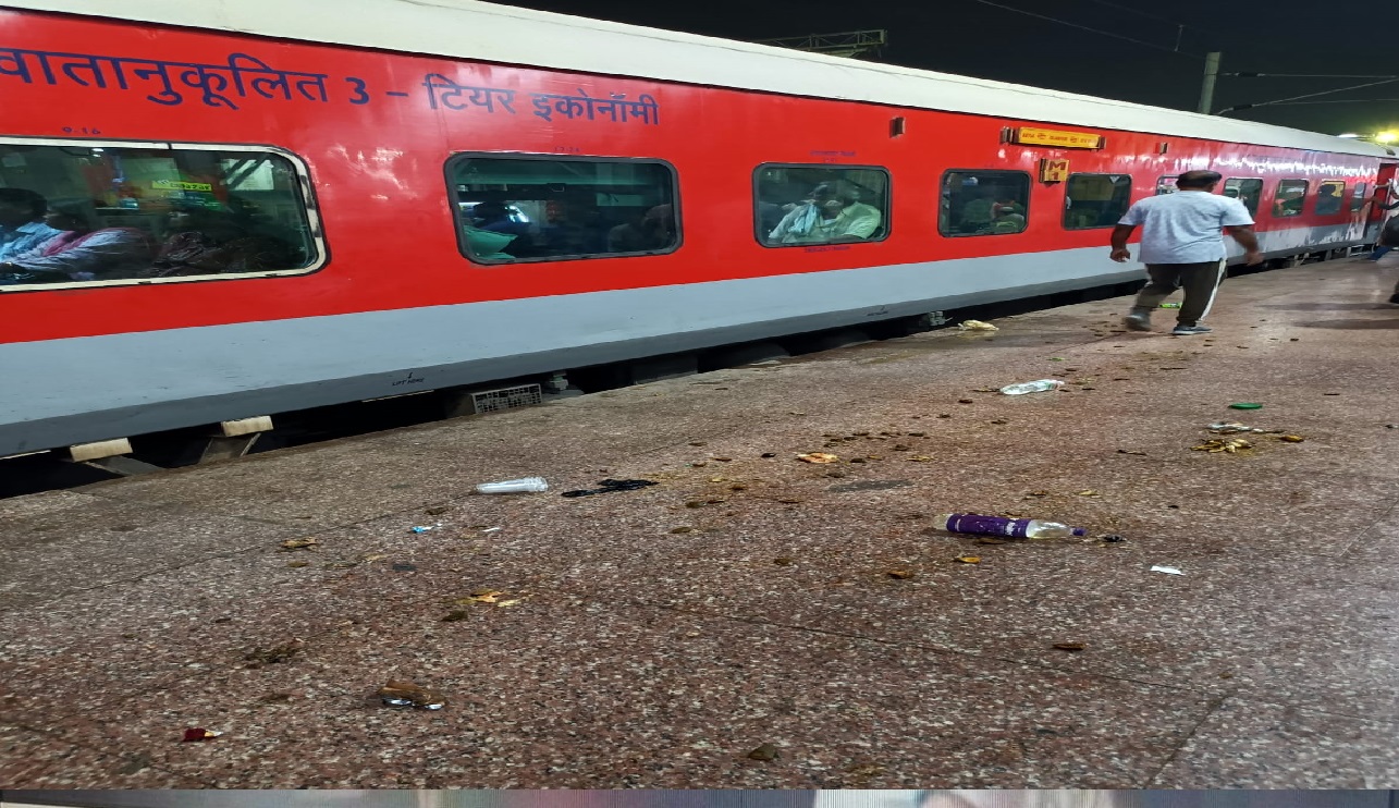 पटना जंक्शन के डिस्प्ले पर कोच की दी गलत जानकारी, यात्रियों को लगानी पड़ी दौड़