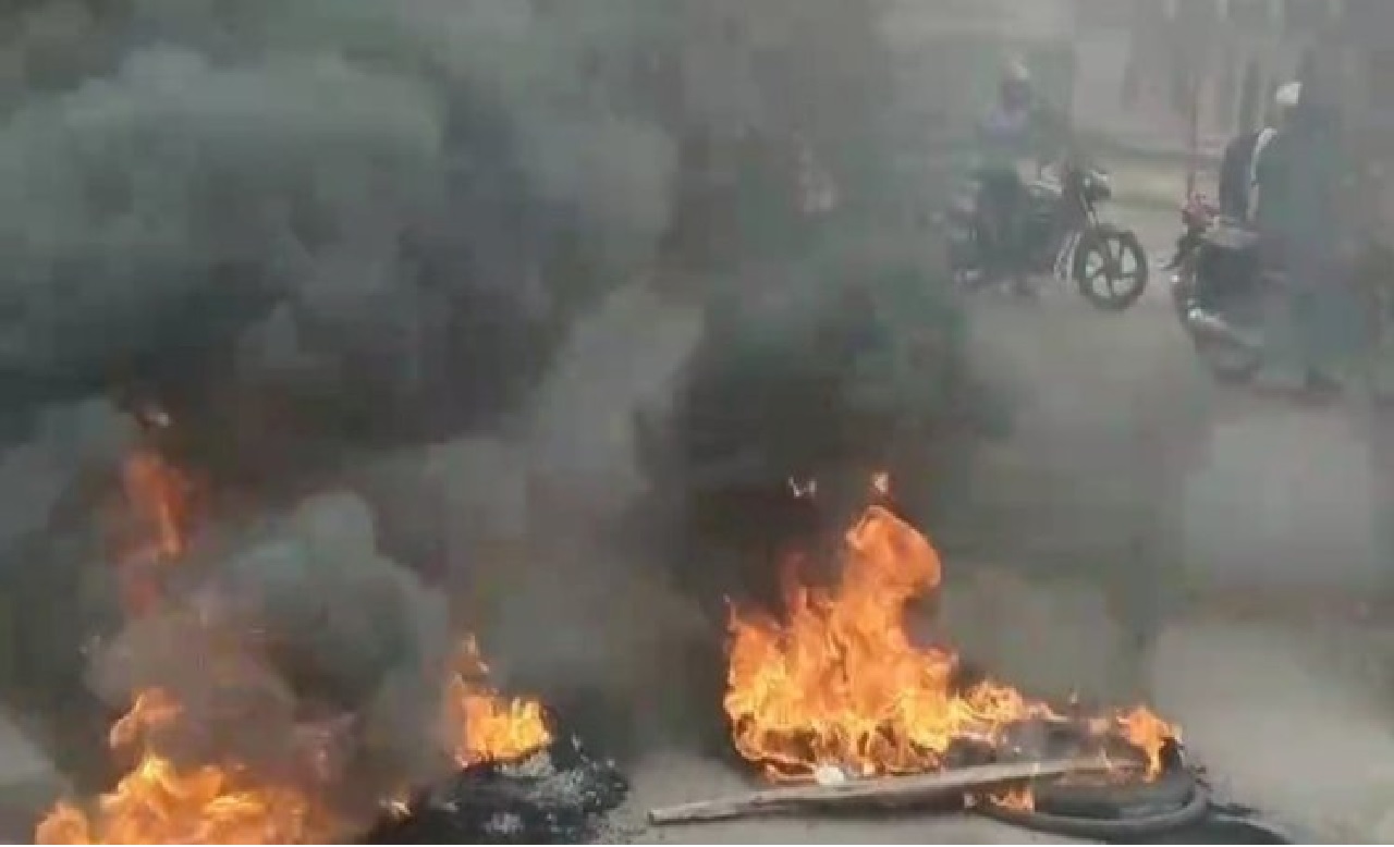 पटना में गैंगवार के विरोध में सड़क पर उतरे लोग, हत्यारे की गिरफ्तारी की मांग…