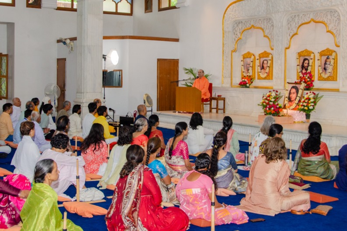 रांची के योगदा सत्संग आश्रम में मनाया गया गुरु पूर्णिमा उत्सव, बांटा गया भंडारा का प्रसाद