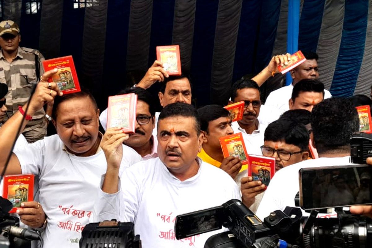 Bengal Assembly : फिरहाद हकीम की विवादित टिप्पणी के खिलाफ भाजपा ने गीता लेकर विधानसभा में किया प्रदर्शन