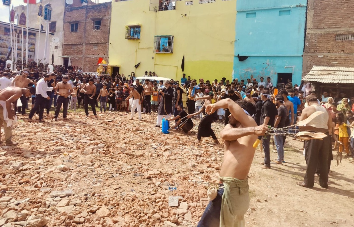 Bhagalpur News : हजरत हुसैन की याद में शिया समुदाय ने निकाला अलम जुलूस, किया गम का इजहार