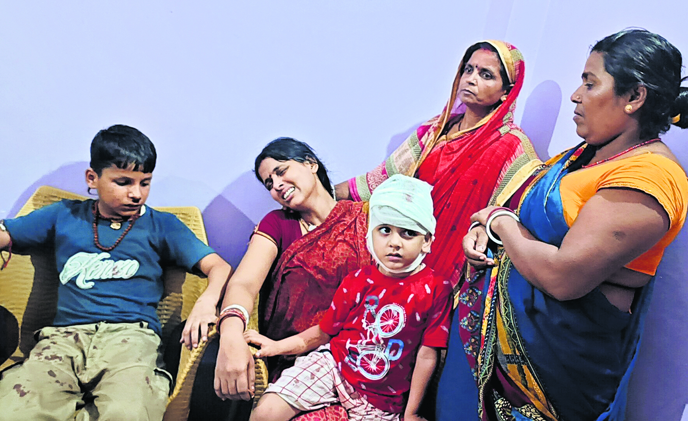 महुआ में बदमाशों ने दो मासूम बच्चे और उसके पिता को मारी गोली, एक की स्थिति गंभीर