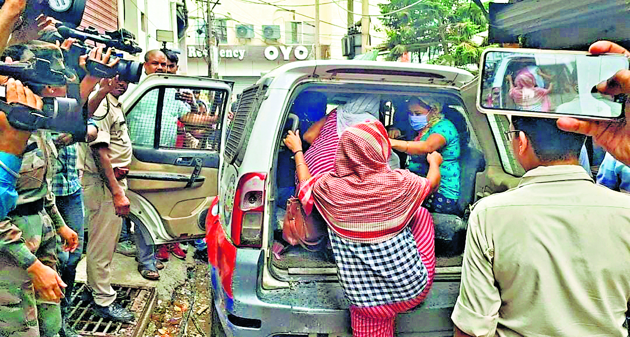 सेक्स रैकेट का खुलासा, नौ लड़कियां, होटल मालिक व मैनेजर गिरफ्तार