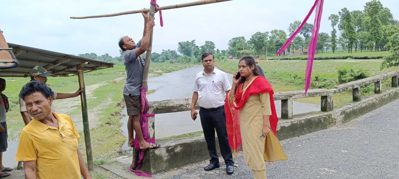 बूंद नदी पुल से भारी वाहनों प्रवेश वर्जित, लगा बेरिकेट