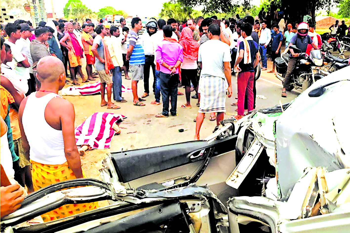 ट्रैक्टर से टकरायी कार, दंपती सहित तीन लोगों की मौत