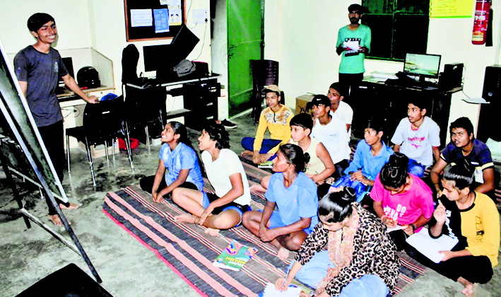 Bhagalpur News: किलकारी में बच्चों को दी गयी फोटोग्राफी की जानकारी