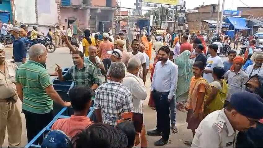 आरोपित की गिरफ्तारी नहीं होने से गुस्साए लोगों ने सड़क को किया जाम