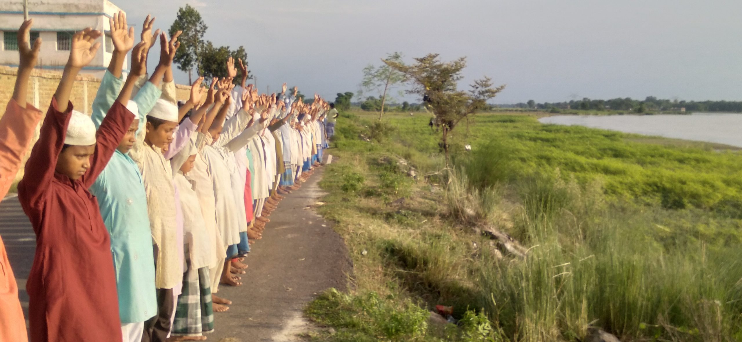 पनार नदी में तेजी से हो रही कटाव के चलते भयभीत हैं मदरसा के बच्चे