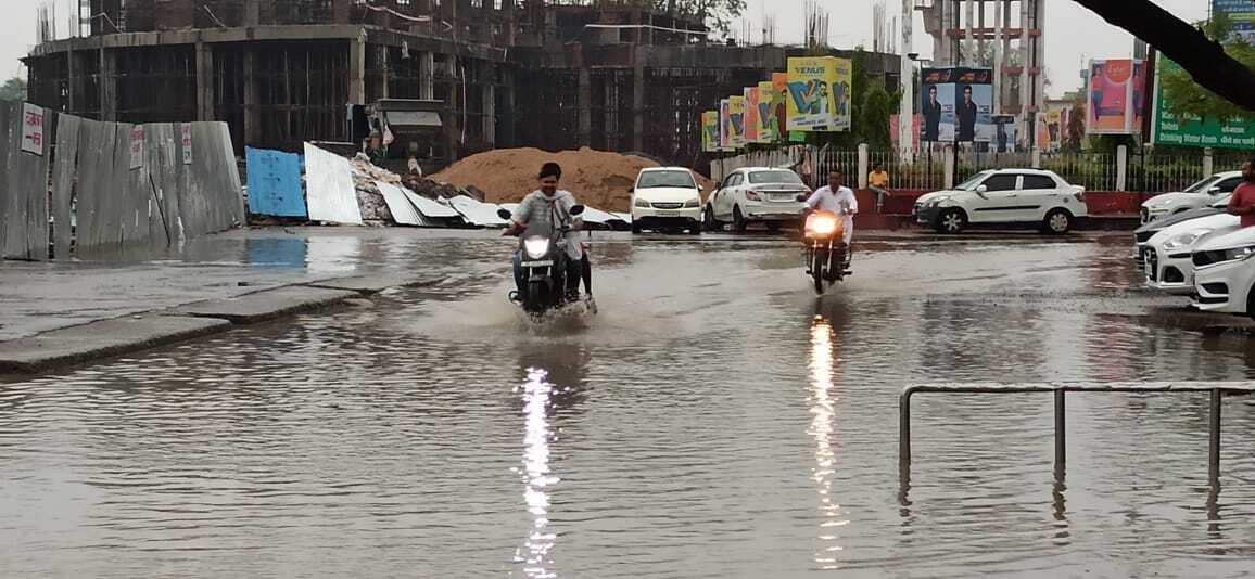 लगातार बारिश से रेलवे स्टेशन परिसर में जलजमाव
