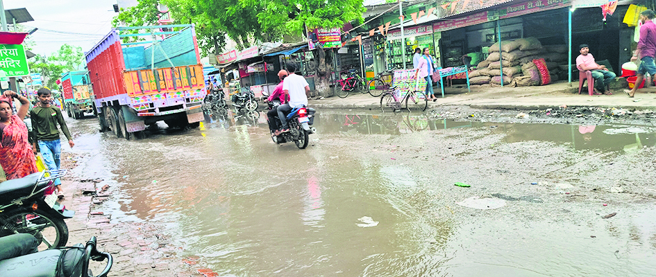 तरैया बाजार में वर्षों से नाला निर्माण का कार्य अधूरा, पहली बारिश में ही चलना हुआ दुश्वार