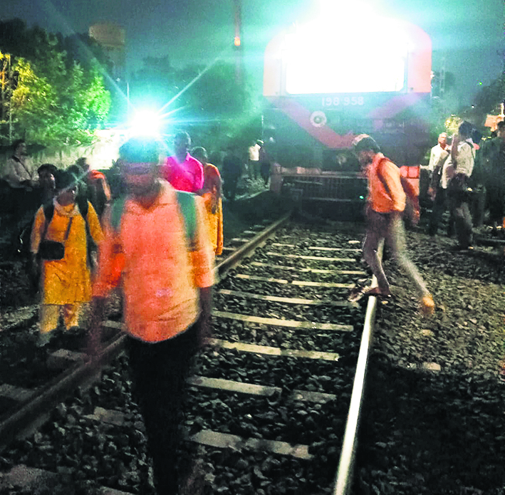 सवा घंटे आउटर पर खड़ी रही ट्रेन, हंगामा