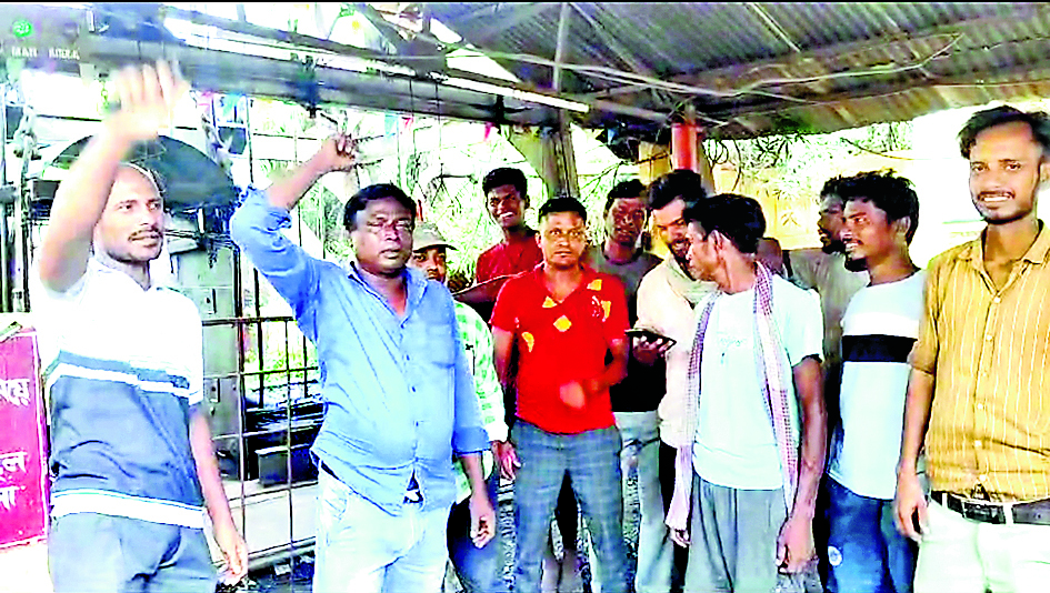 लोगों ने सिदुली कोलियरी के सामने किया प्रदर्शन