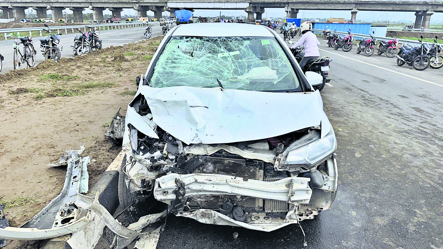 पुनपुन में तेज रफ्तार कार ने बाइक को रौंदा, पिता और बेटी-बेटे की मौत