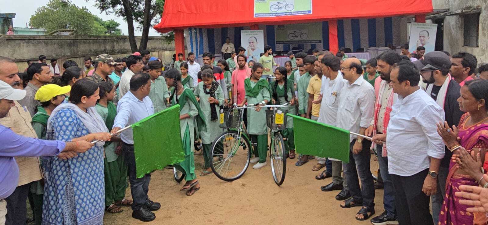 छात्रा-छात्राएं मन लगाकर करें पढ़ाई, साइकिल से स्कूल आने-जाने में होगी सहूलियत