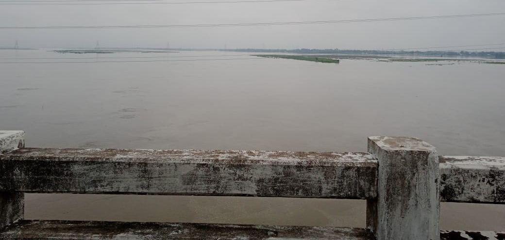 नदियों के बौराने से निचले इलाकों में घुसा बाढ़ का पानी