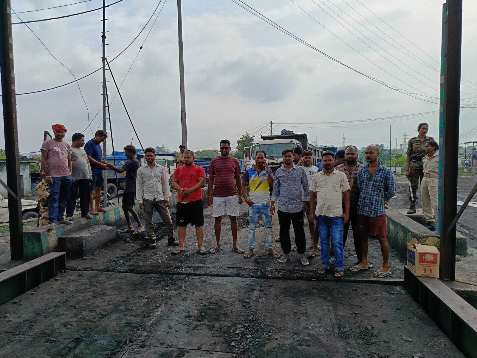 ग्रामीणों ने छह घंटे कोयला ढुलाई रोकी