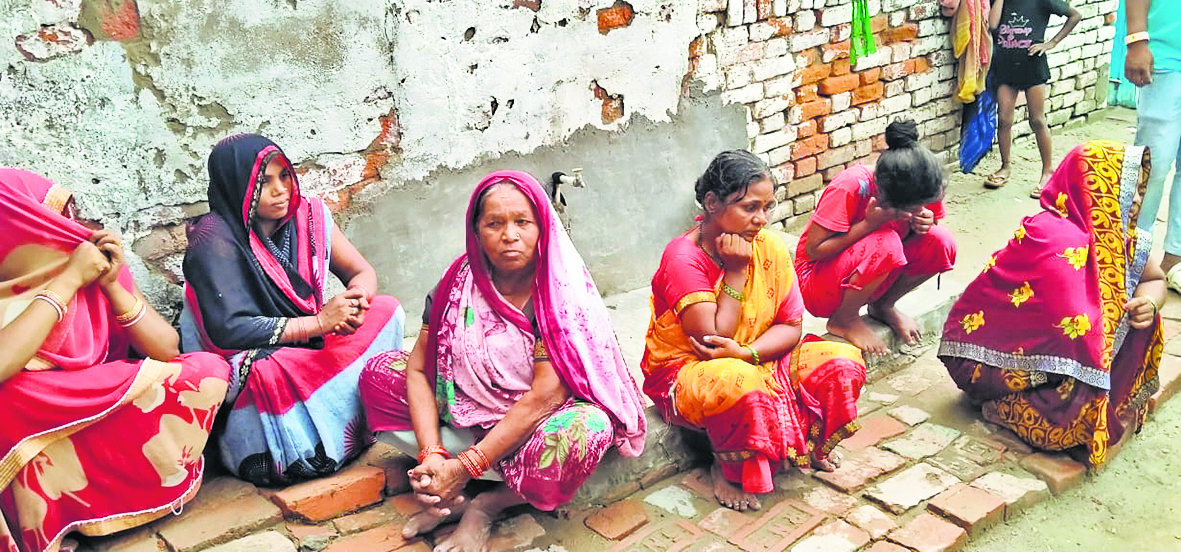 दाउदपुर में ठनका गिरने से खेत में घास काटने गयी महिला की गयी जान