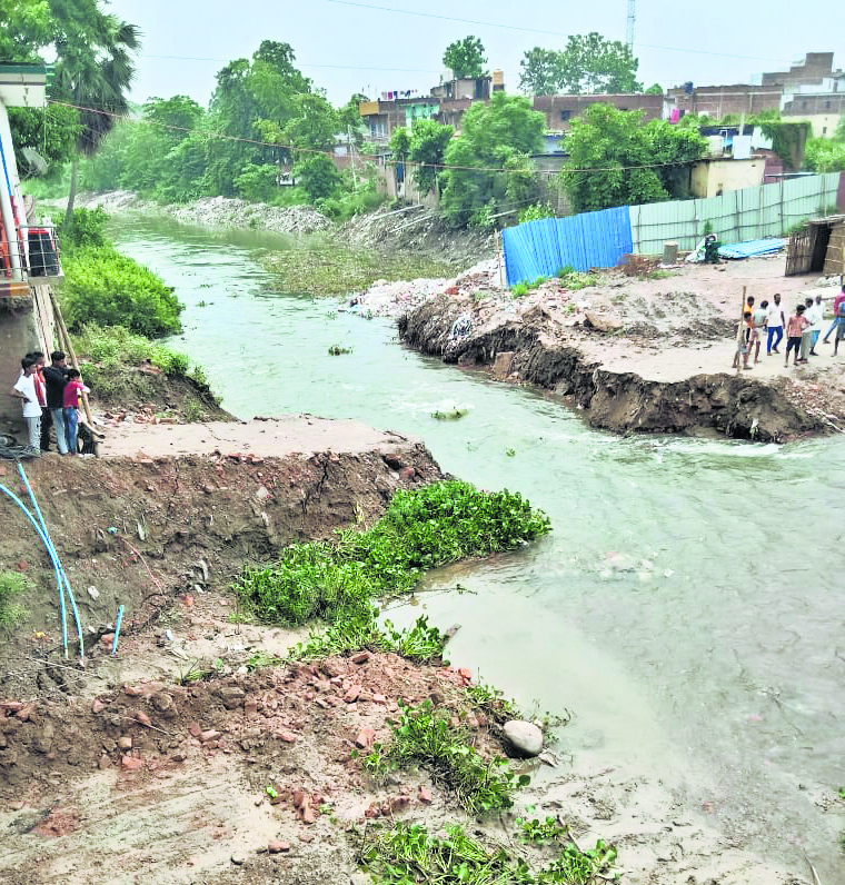 पुल निर्माण के दौरान बना डायवर्सन पानी के तेज बहाव से हुआ क्षतिग्रस्त