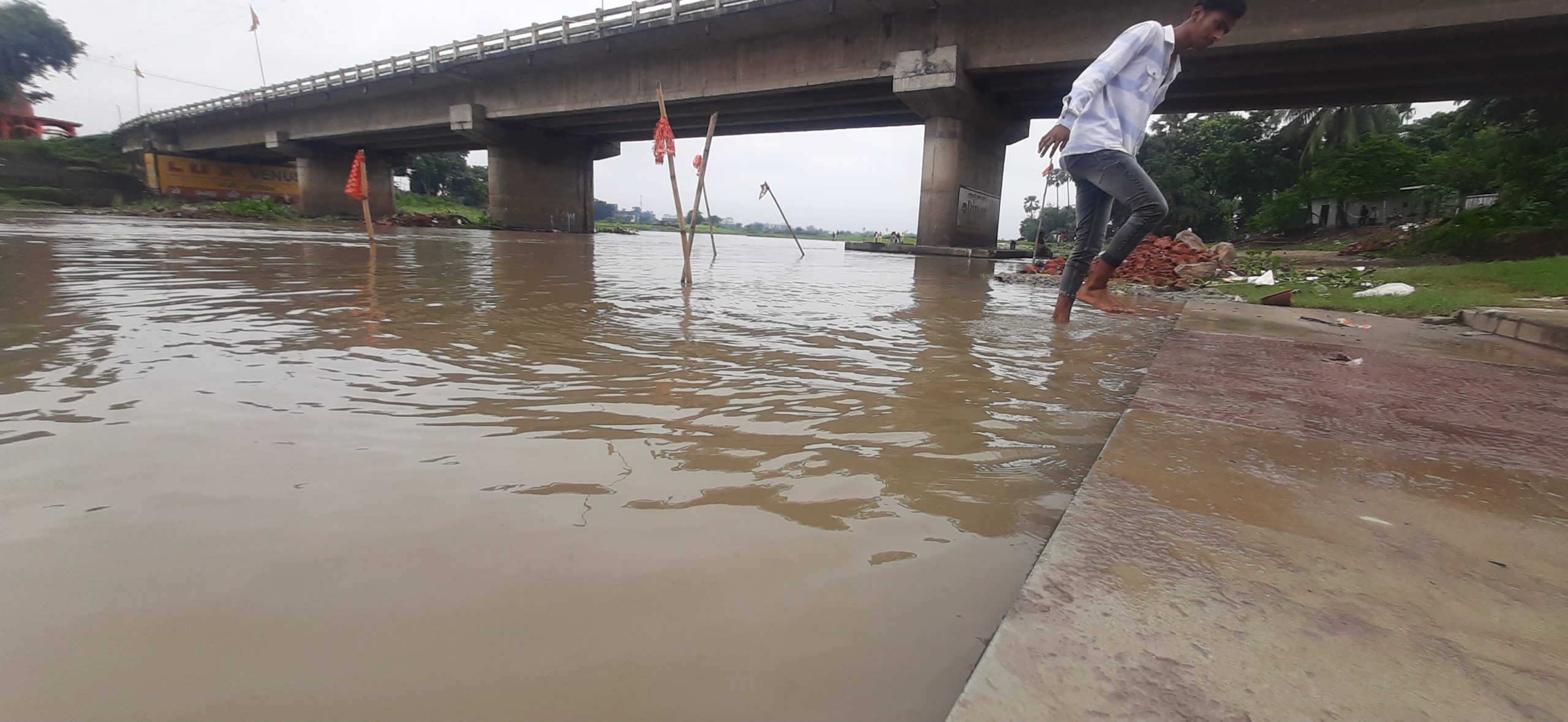 लगातार बारिश से उफनती सौरा नदी को देख सहमे हैं शहरवासी