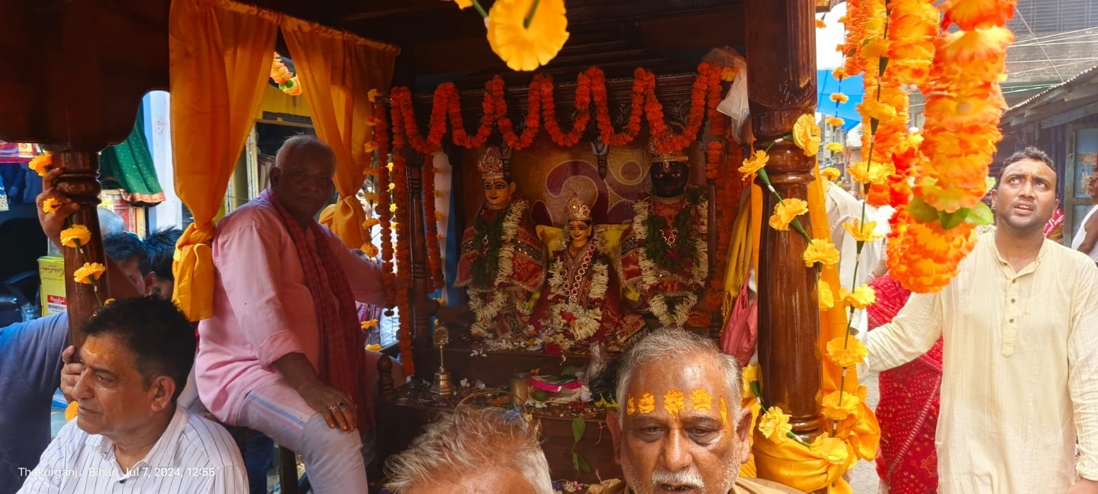 धूमधाम से निकाली गयी भगवान जगन्नाथ, बलराम व सुभद्रा की रथ यात्रा