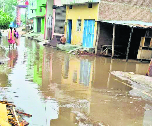 मां तुतला भवानी धाम जाने वाली सड़क की स्थिति खराब
