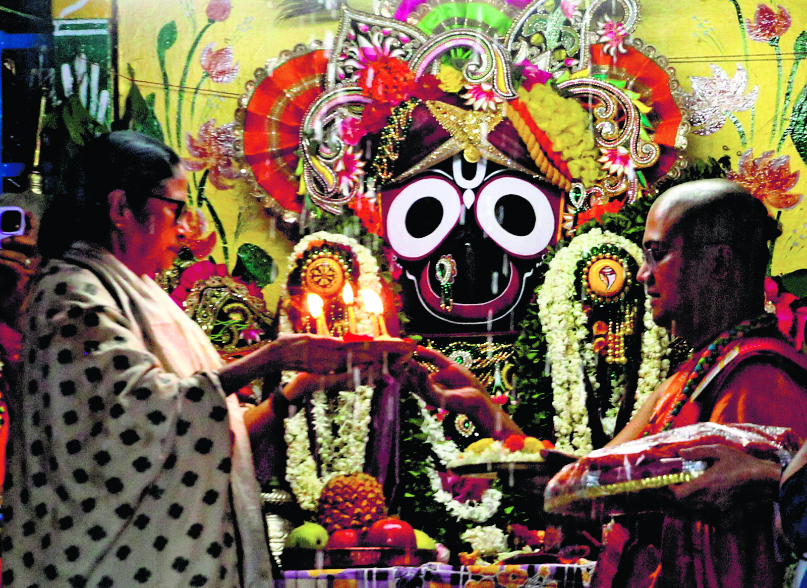कोलकाता में इस्कॉन की रथयात्रा, सीएम हुईं शामिल