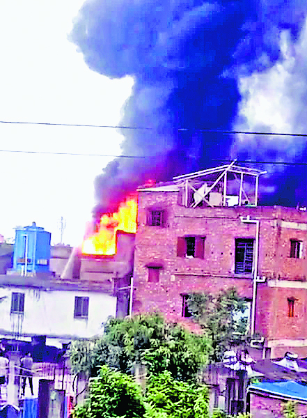 प्लास्टिक कारखाने में लगी भीषण आग, दहशत में दूसरे तल से कूदा युवक, जख्मी