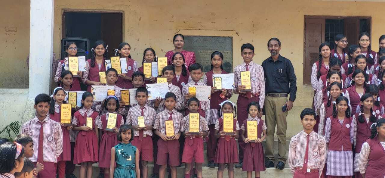 आइएनएस स्कूल दारू में स्पैल बी प्रतियोगिता में 22 बच्चे पुरस्कृत