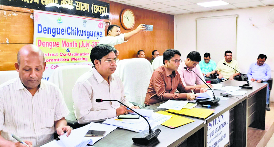 संभावित बाढ़ के मद्देनजर अधिकारी रहें सतर्क : डीएम
