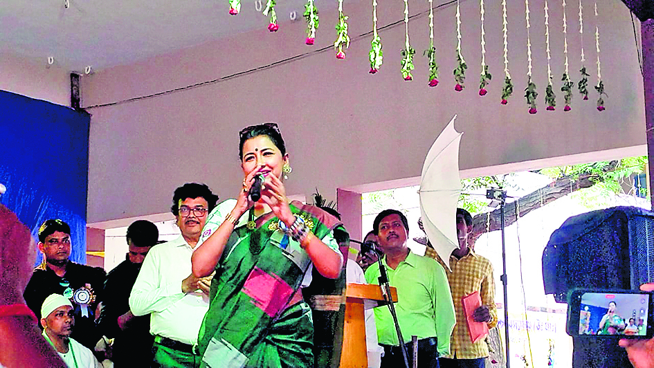 रचना ने की महुआ की प्रशंसा, बताया स्पष्ट वक्ता