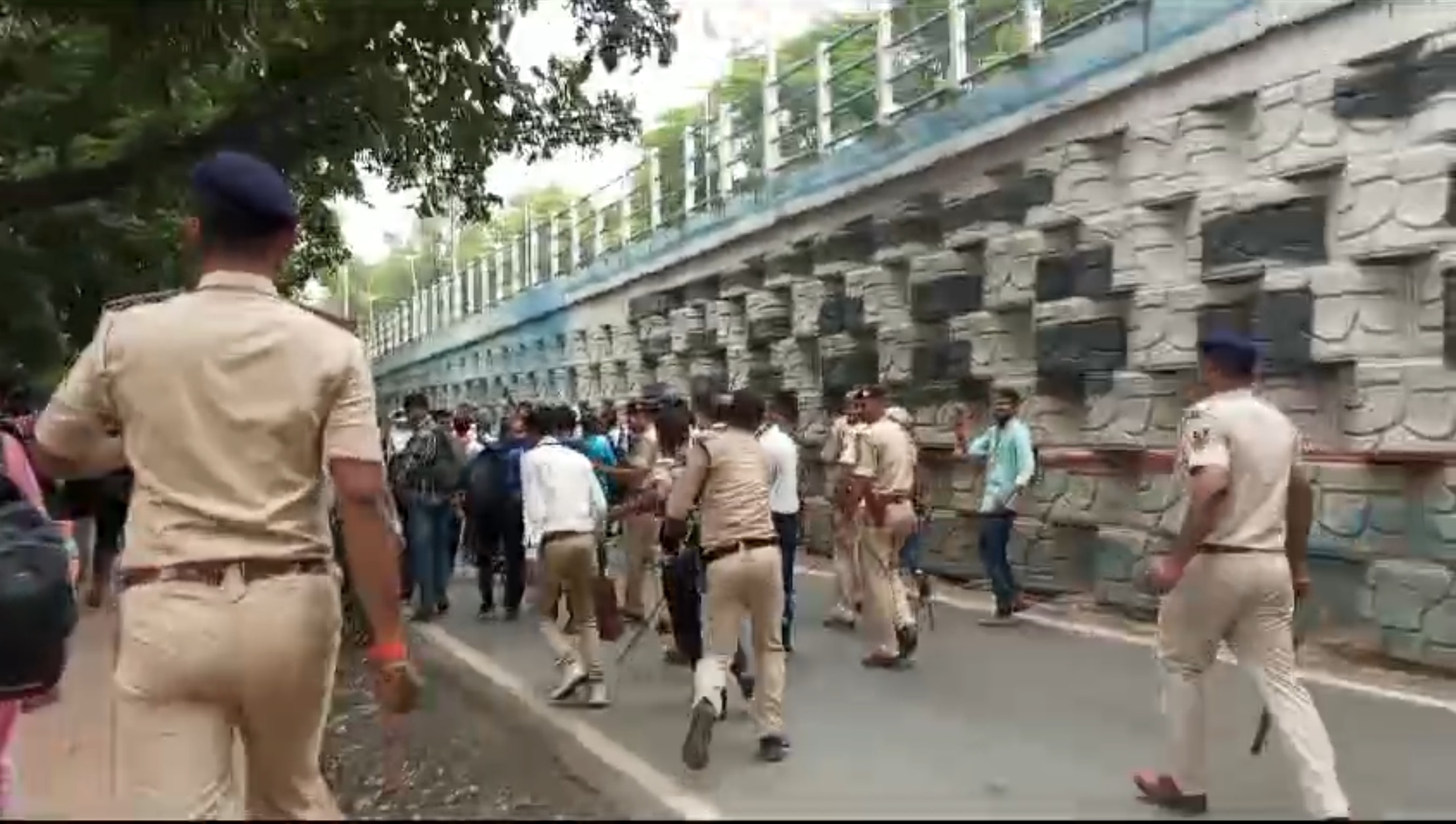 पुलिस ने लैब टेक्नीशियनों को दौड़ा-दौड़ा कर पीटा, एक दर्जन से अधिक को लगीं चोटें