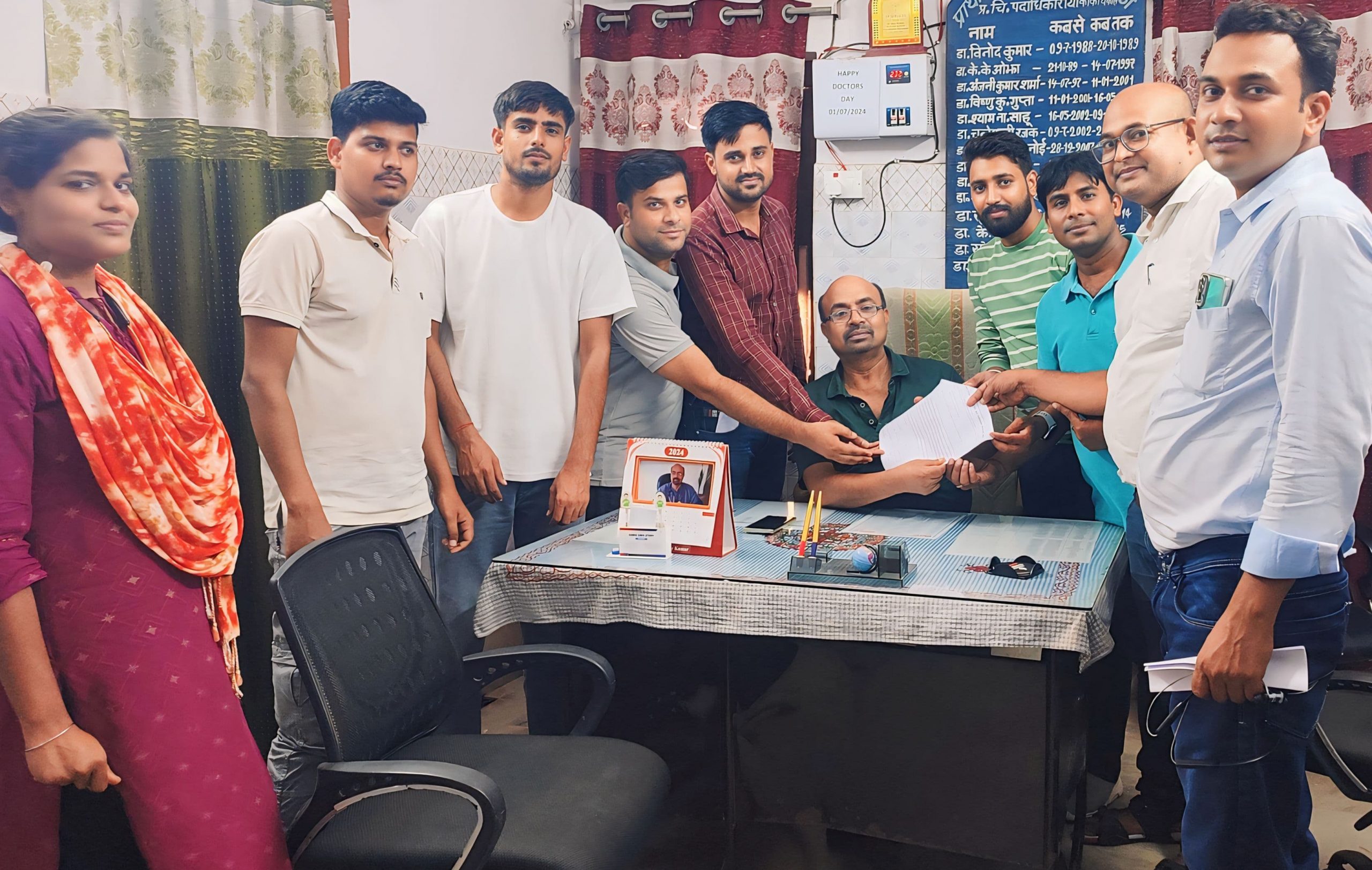 पीएचसी के संविदाकर्मियों की हड़ताल जारी, सौंपा मांगपत्र