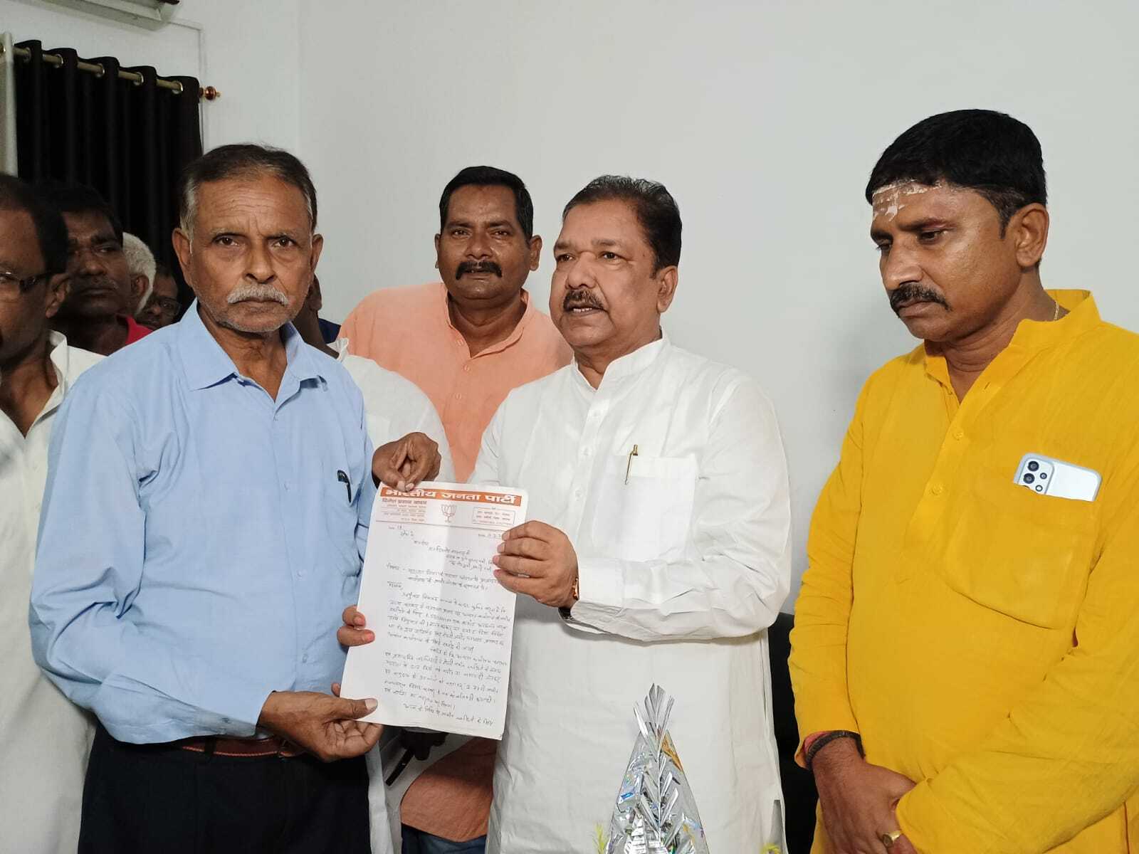 प्रखंड कार्यालय के जमीन खरीद की राशि के बंदरबांट का आरोप लगाते मंत्री को दिया आवेदन
