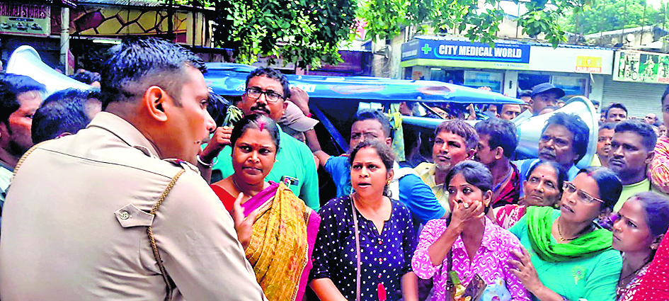 एडीडीए के बाहर हॉकर महिलाएं गरज कर बोलीं : चाहिए पुनर्वास, नहीं लक्खी भंडार