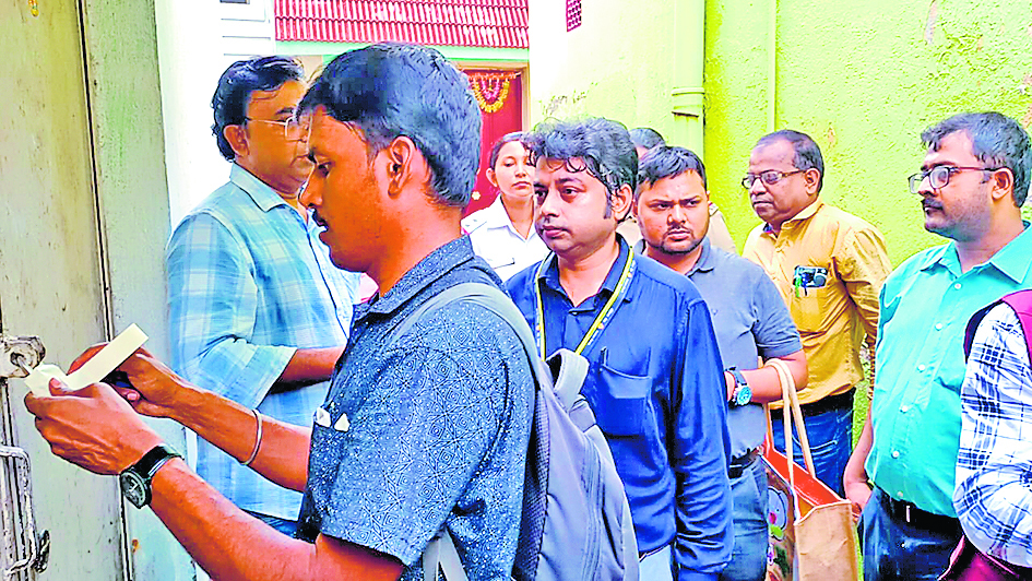 ऋण नहीं चुकाने से घर पर बैंक ने कर लिया कब्जा